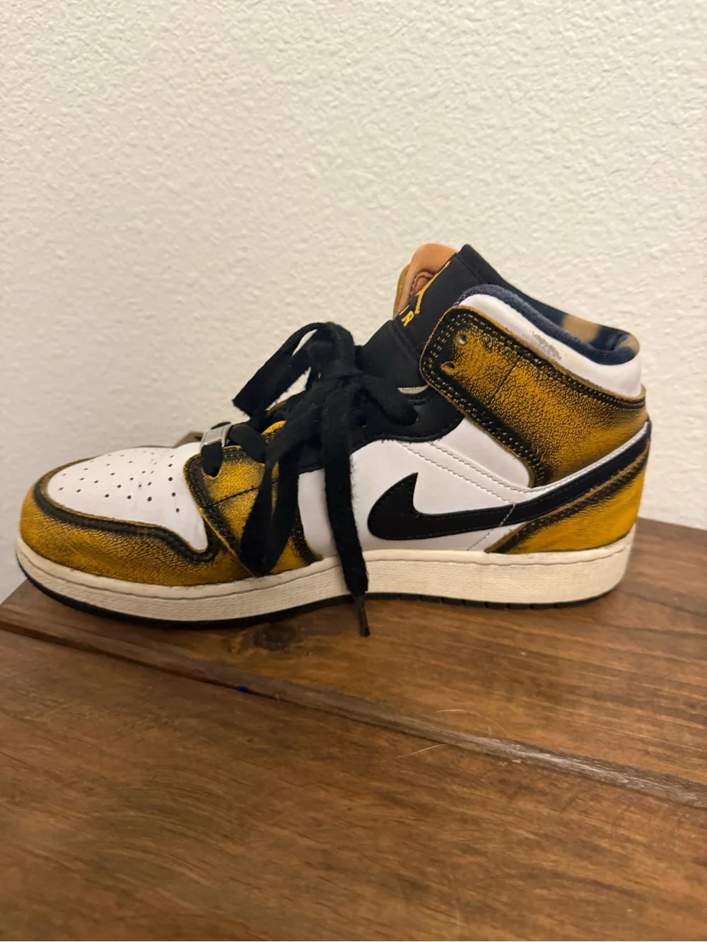 Nike Air Jordan 1 Mid SE “Wear-away” sneakers